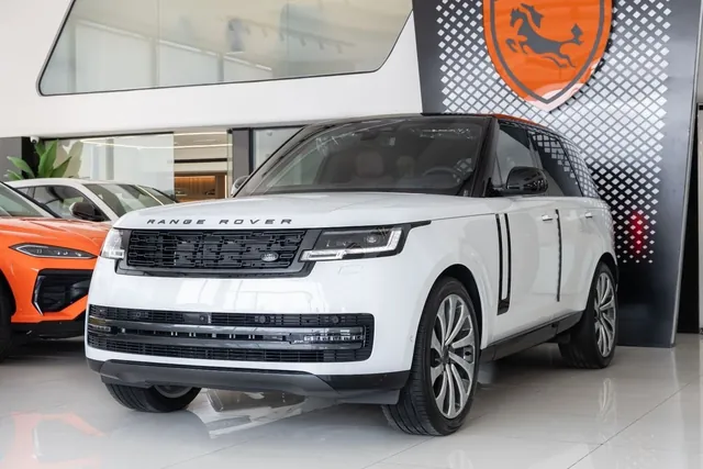 2026 Land Rover Range Rover HSE P400, photo 3 of 8