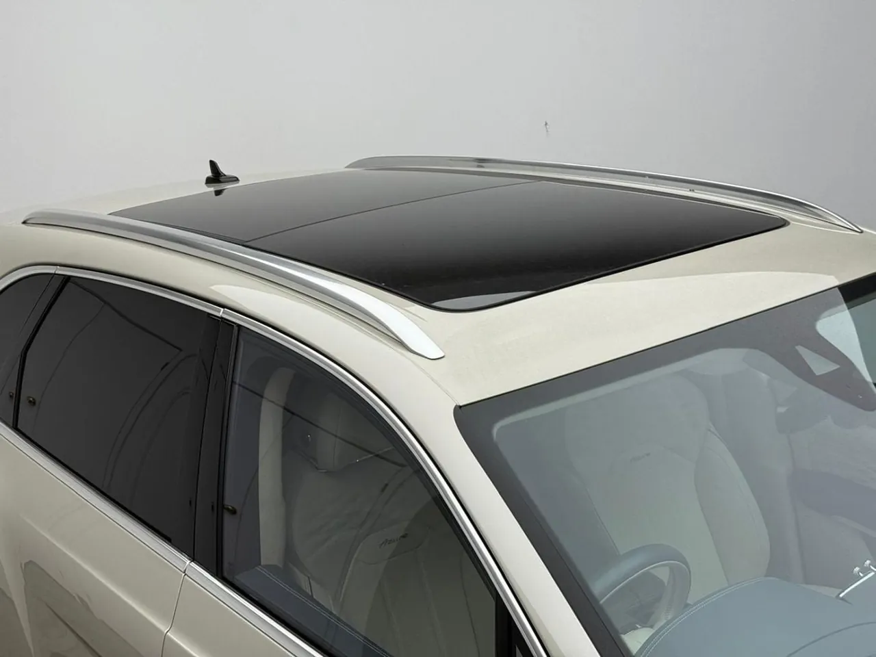 2024 Bentley Bentayga, photo 5 of 10 of this vehicle