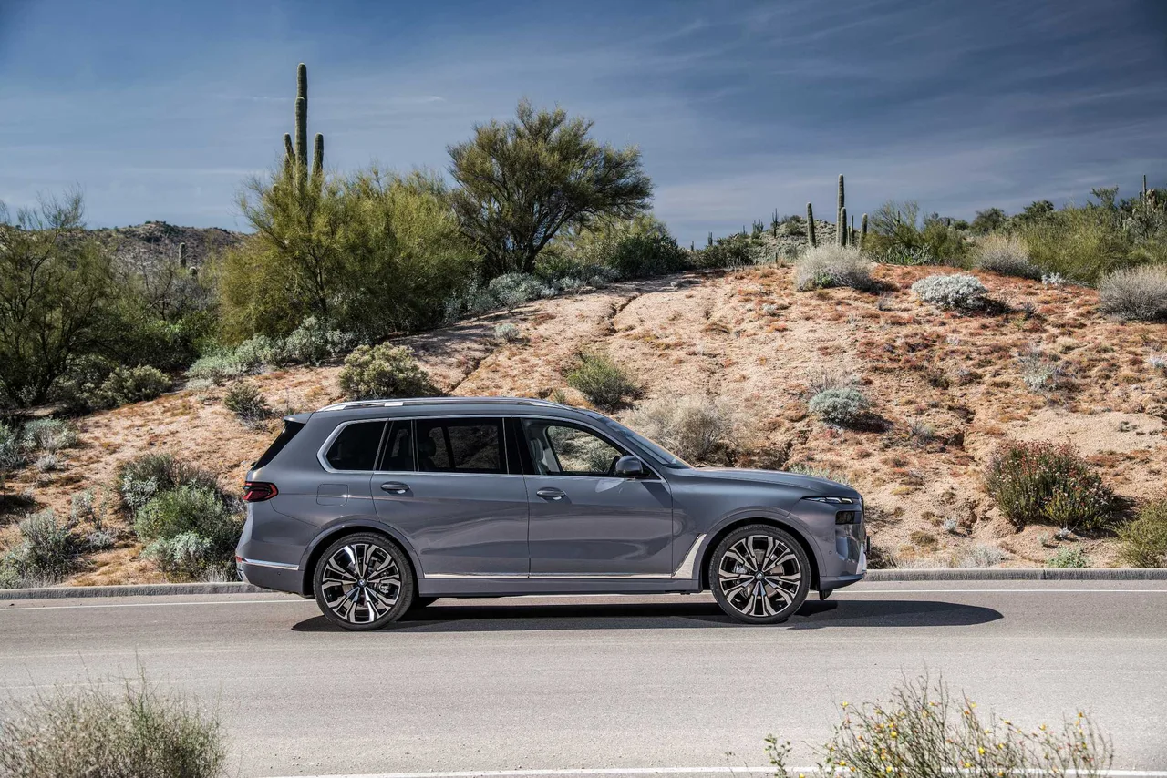 2026 BMW X7, photo 1 of 8