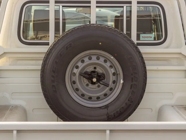 2026 Toyota Land Cruiser 79 Double Cab LX 2.8 diesel, diff lock, photo 5 of 8