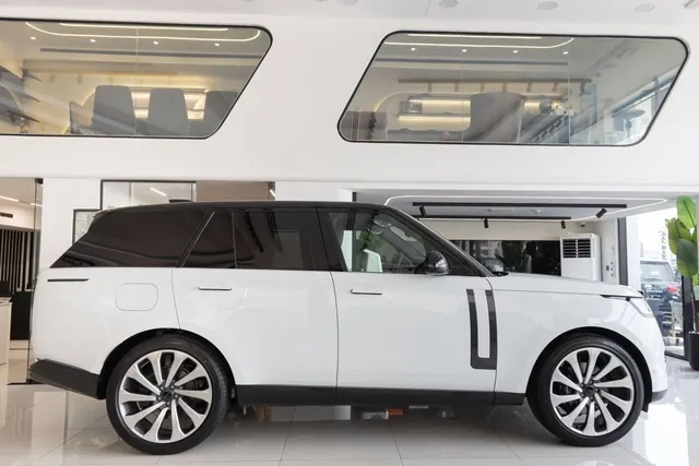 2026 Land Rover Range Rover HSE P400, photo 7 of 8