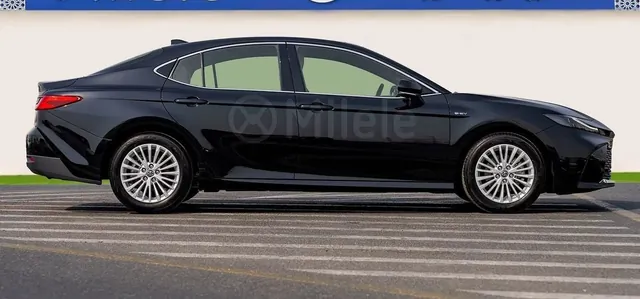 2025 Toyota Camry LE Hybrid, photo 3 of 9