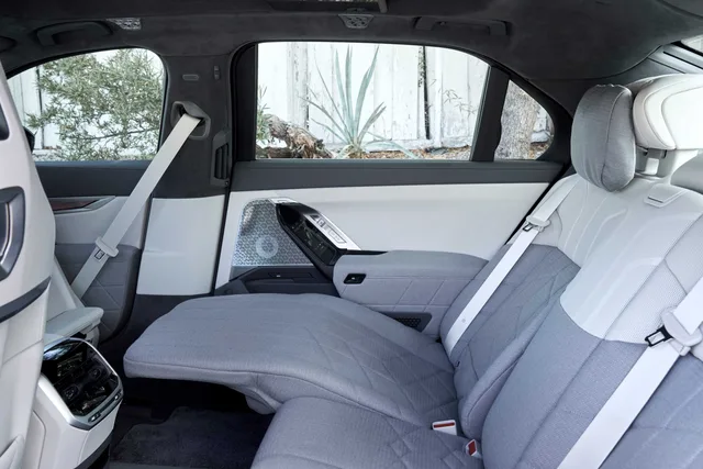 2026 BMW 7 Series 735i Excellence, photo 6 of 6