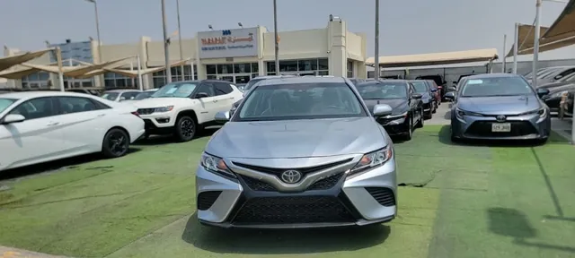 2018 Toyota Camry SE 2.5, photo 2 of 8