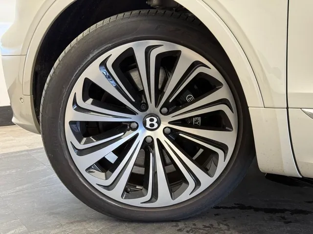 2024 Bentley Bentayga Azure, photo 4 of 7
