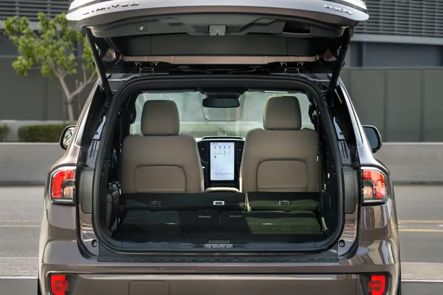 2026 Ford Everest Titanium, photo 4 of 6