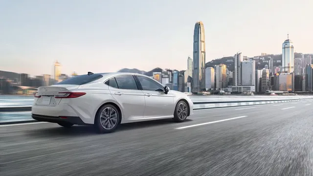 2026 Toyota Camry GLE, photo 2 of 6