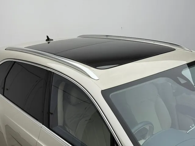 2024 Bentley Bentayga Azure, photo 1 of 7