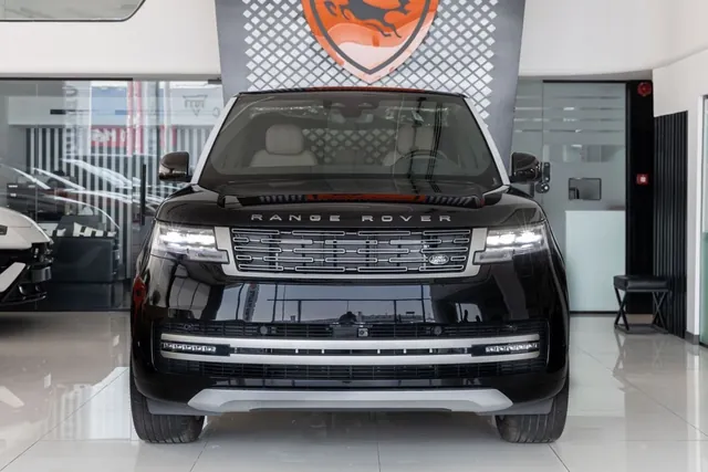 2026 Land Rover Range Rover SE P360, photo 2 of 9