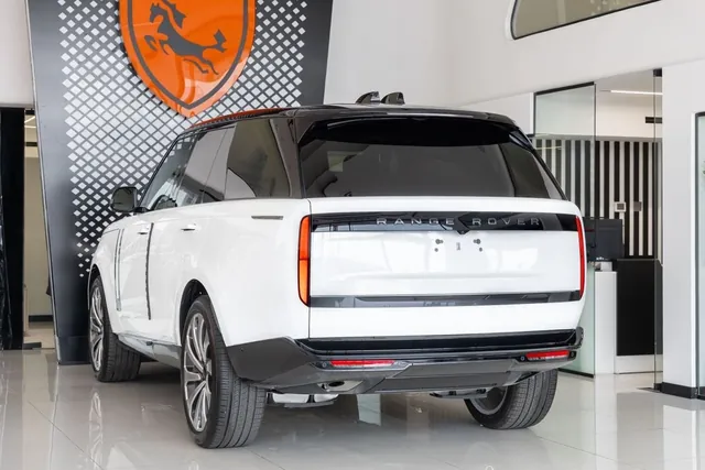 2026 Land Rover Range Rover HSE P400, photo 6 of 8