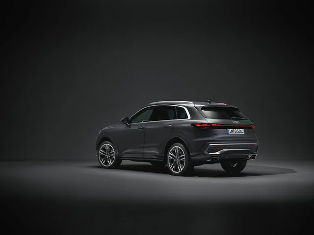 2025 Audi Q5 TFSI quattro S tronic (150 kW), photo 3 of 8