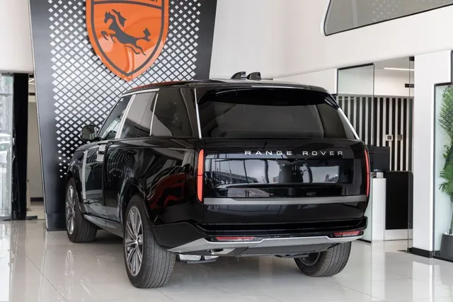 2026 Land Rover Range Rover SE P360, photo 4 of 9