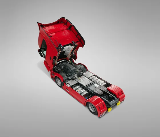 Scania R-series tractor chassis and powertrain