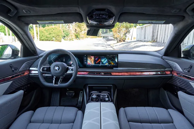 2026 BMW 7 Series 735i Excellence, photo 4 of 6