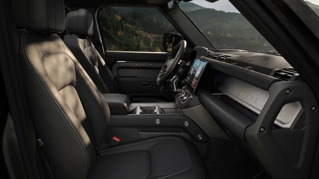 2026 Land Rover Defender 130 X-Dynamic SE P400, photo 4 of 7