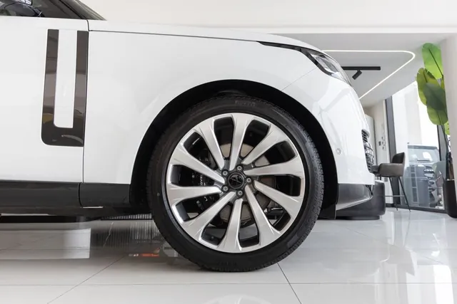 2026 Land Rover Range Rover HSE P400, photo 8 of 8