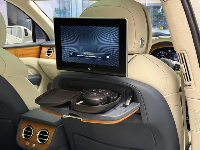2024 Bentley Bentayga Azure, photo 5 of 7