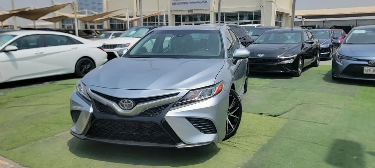 2018 Toyota Camry SE 2.5, photo 1 of 8
