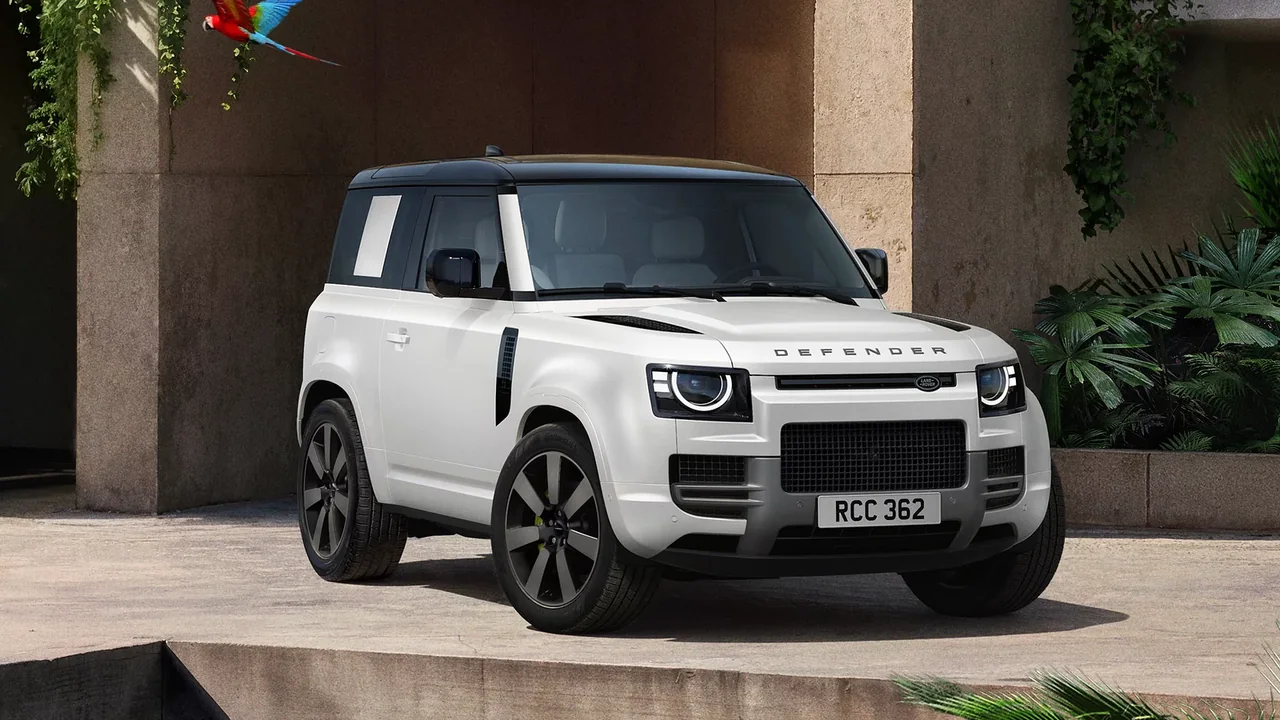 2026 Land Rover Defender 90 X-Dynamic HSE P400, photo 1 of 7
