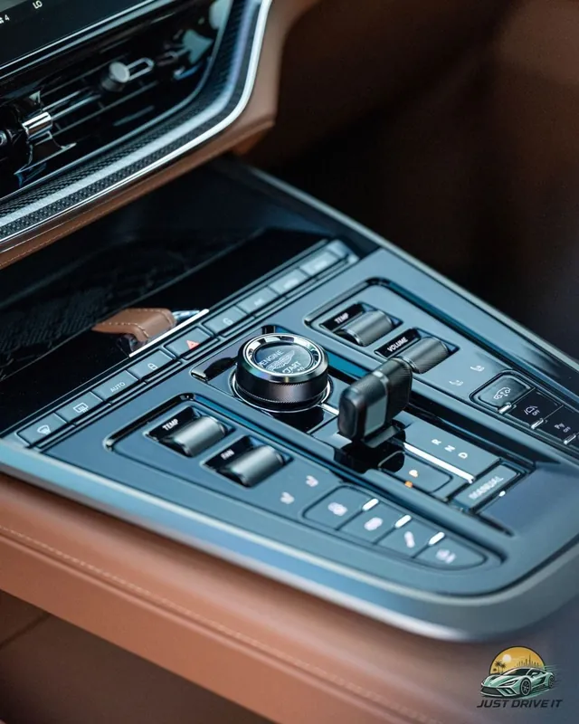 2025 Aston Martin DBX707, photo 9 of 10 of this vehicle