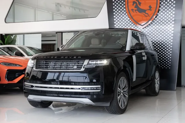 2026 Land Rover Range Rover SE P360, photo 3 of 9