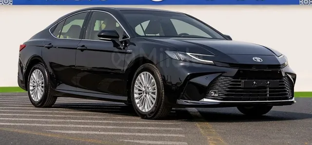 2025 Toyota Camry LE Hybrid, photo 2 of 9