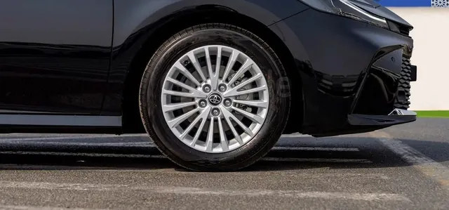 2025 Toyota Camry LE Hybrid, photo 4 of 9