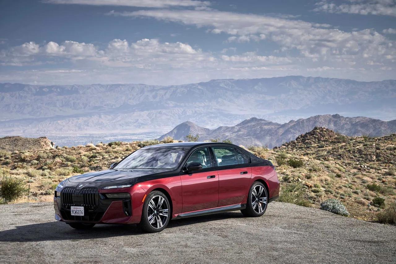 2026 BMW 7 Series, photo 1 of 8