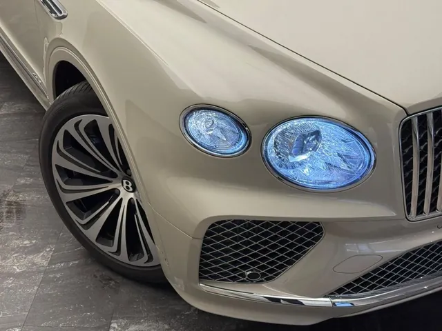2024 Bentley Bentayga Azure, photo 2 of 7