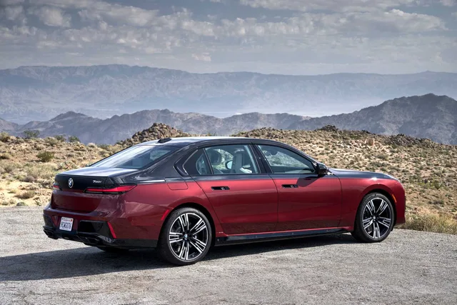 2026 BMW 7 Series 735i Excellence, photo 2 of 6