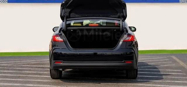 2025 Toyota Camry LE Hybrid, photo 7 of 9