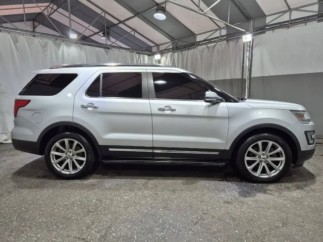 2017 Ford Explorer 2.3, photo 6 of 8