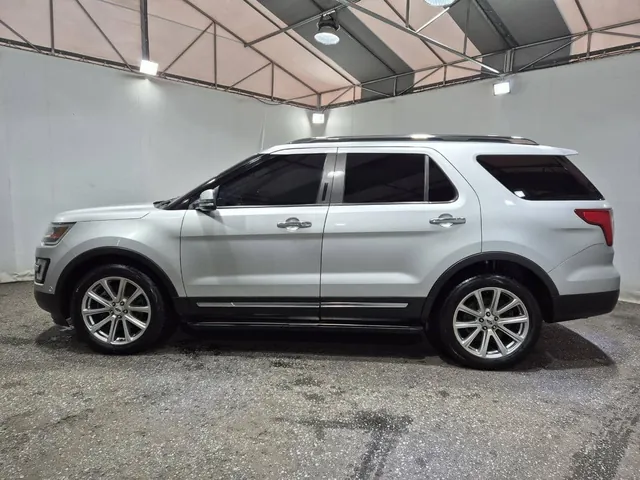 2017 Ford Explorer 2.3, photo 2 of 8