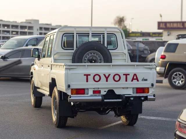 2026 Toyota Land Cruiser 79 Double Cab, photo 6 of 10 of this vehicle