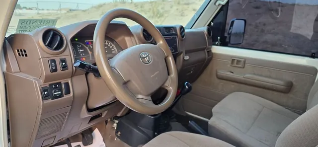 2017 Toyota Land Cruiser 79 Pickup 4.5 V8 diesel 4WD, photo 8 of 9