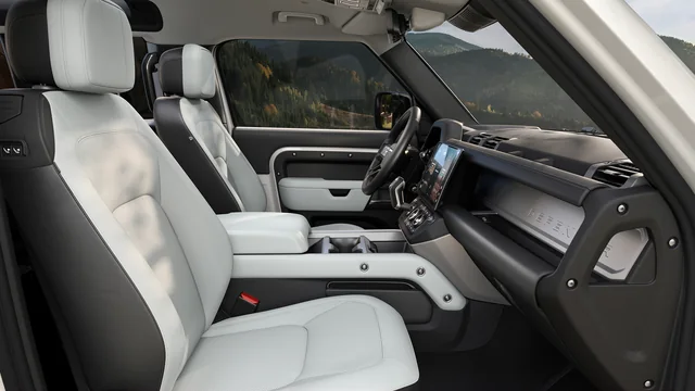2026 Land Rover Defender 90 X-Dynamic HSE P400, photo 5 of 7