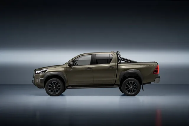 2026 Toyota Hilux Double Cab GLX 4x2 2.7 petrol, side view