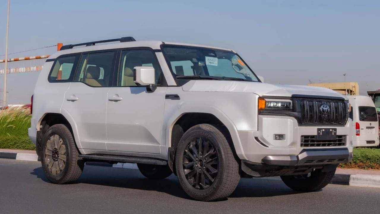 White Land Cruiser Prado 250 top-grade front three-quarter view