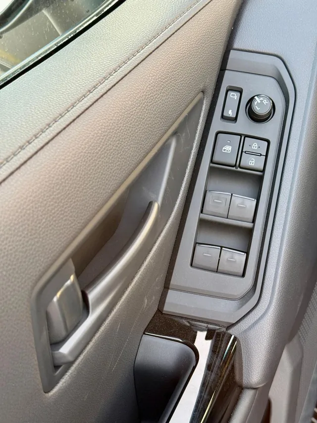 2026 Toyota Land Cruiser 300 GXR 4.0 V6, photo 4 of 6